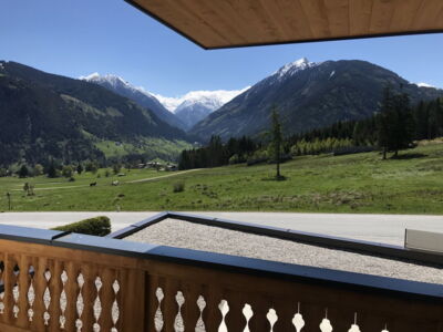 Blick auf die Hochwurzen von der Sonnenterrasse in der Ferienwohnung Top 3 im Appartement Schwab Ski-In & Ski-Out in Schladming Rohrmoos an der Piste der 4-Berge-Skischaukel